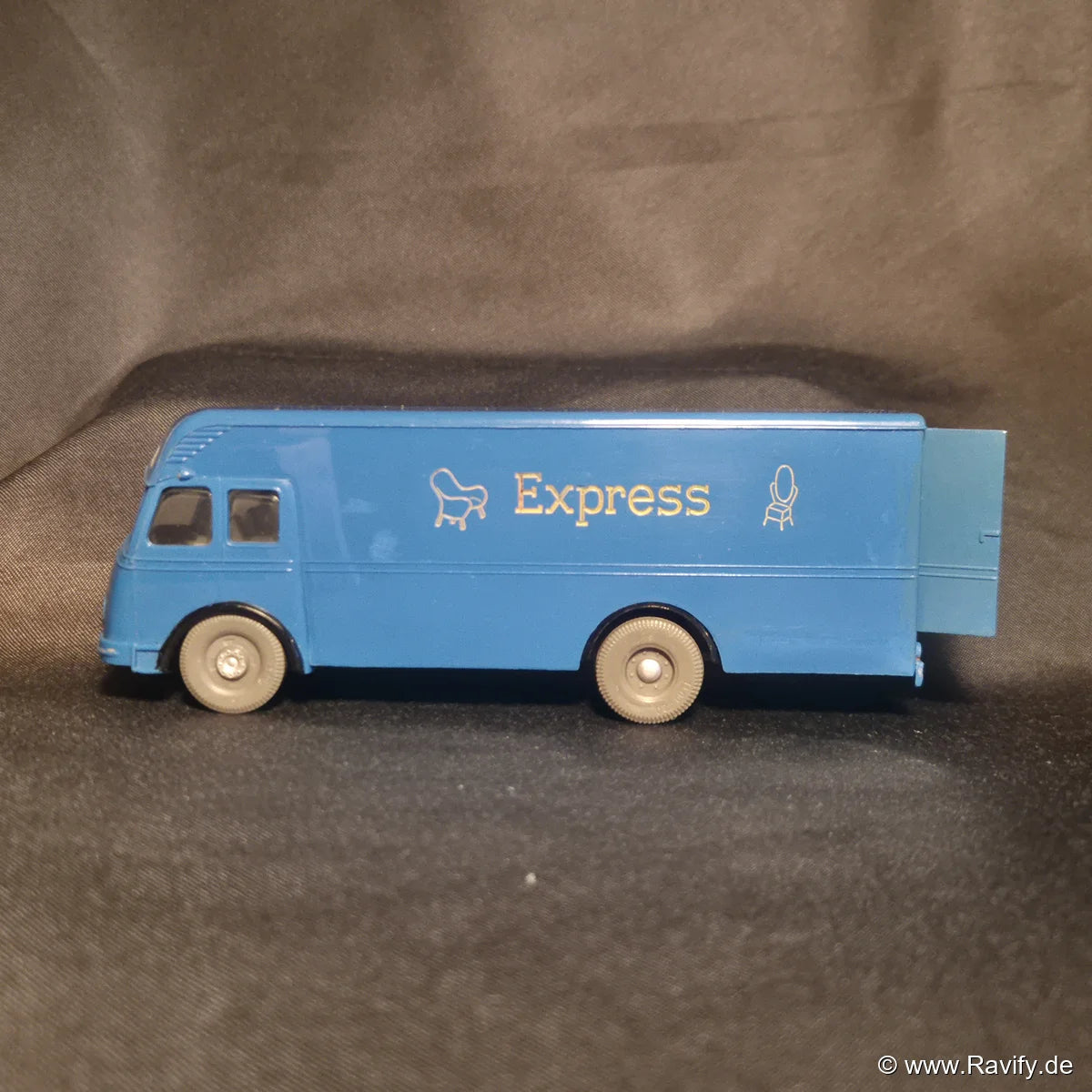 Siku V-Serie V97 Möbelwagen Express Seitenansicht rechts mit geöffneter Hecktür