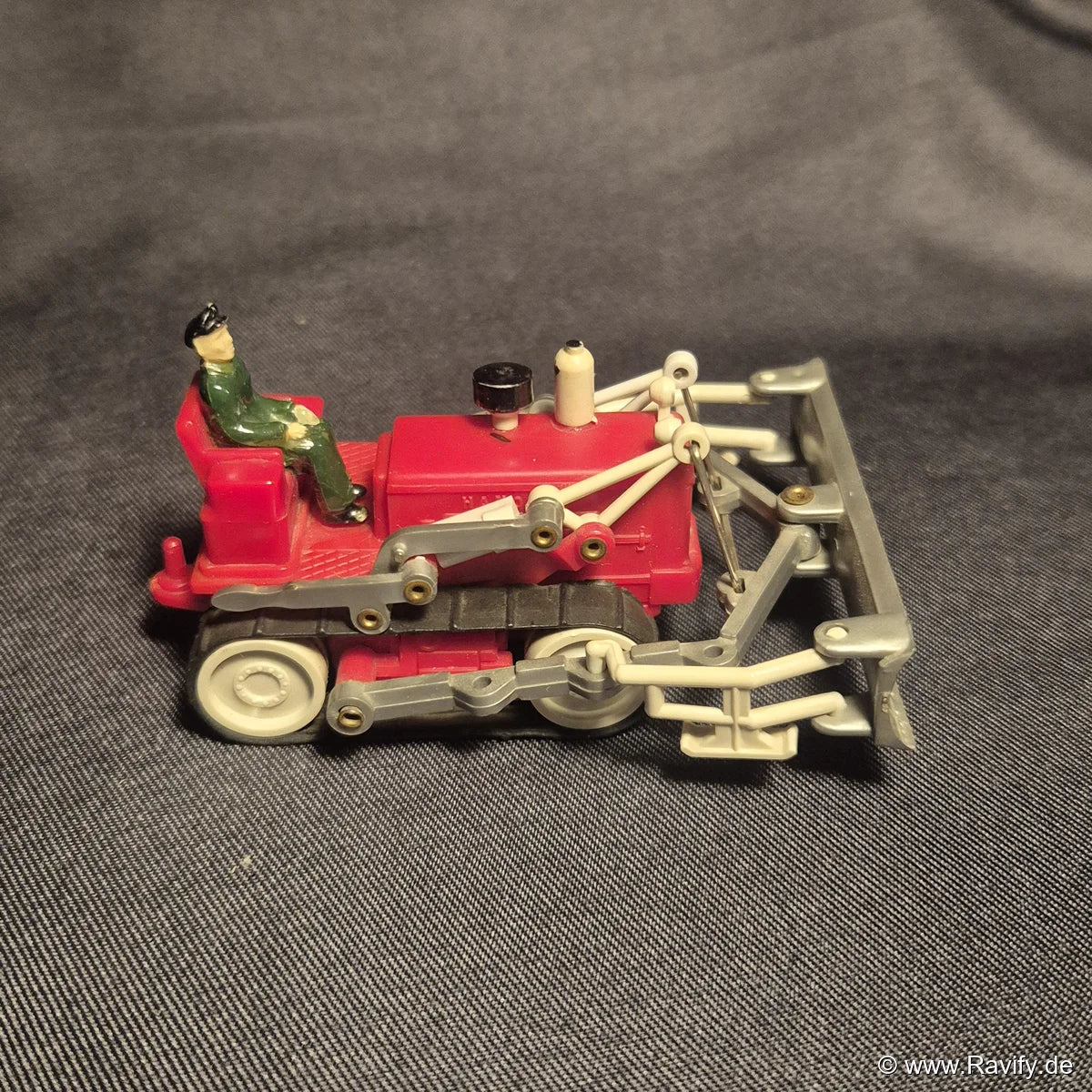 Siku V-Serie V99 Planierraupe Hanomag K 60 E Seitenansicht links mit Kettenlaufwerk und Gestänge