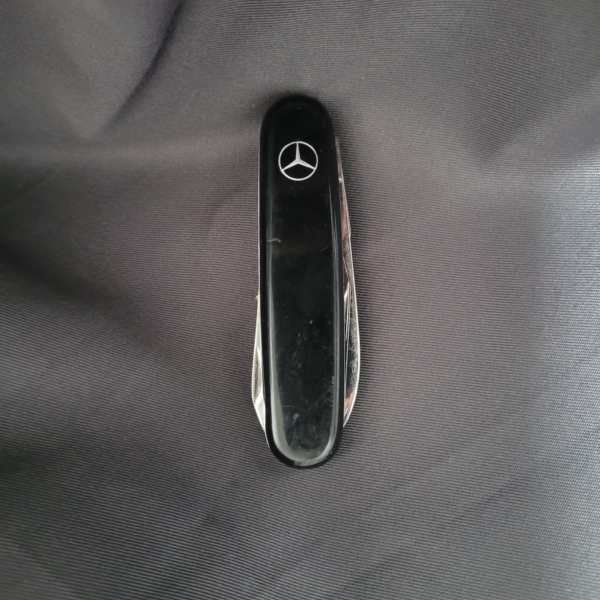 Vintage Sammler Werbe-Taschenmesser mit 'Solingen INOX' Klingenpunze für Mercedes-Benz, ca. 8,5cm, mit matten schwarzen Griffschalen und Mercedes-Logo.