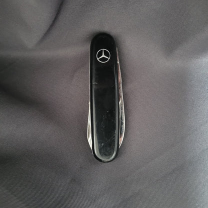 Vintage Sammler Werbe-Taschenmesser mit 'Solingen INOX' Klingenpunze für Mercedes-Benz, ca. 8,5cm, mit matten schwarzen Griffschalen und Mercedes-Logo.