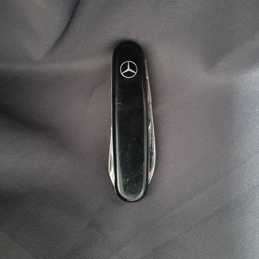 Vintage Sammler Werbe-Taschenmesser mit 'Solingen INOX' Klingenpunze für Mercedes-Benz, ca. 8,5cm, mit matten schwarzen Griffschalen und Mercedes-Logo.