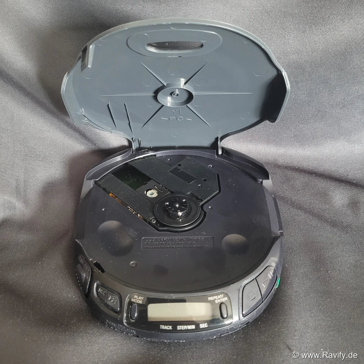 Sony Discman D-151 tragbarer CD-Player in Dunkelgrau mit Mega Bass und Digital Display. Geöffnetes Fach. Linse zu sehen.