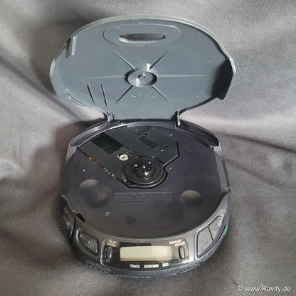 Sony Discman D-151 tragbarer CD-Player in Dunkelgrau mit Mega Bass und Digital Display. Geöffnetes Fach. Linse zu sehen.