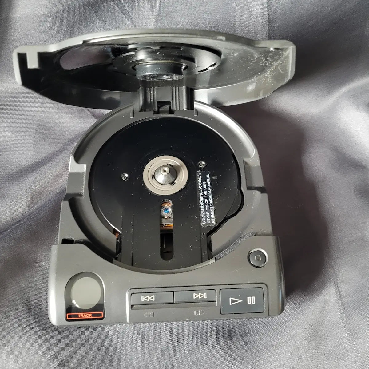 Vintage Sony Discman D-600A Set mit Originalverpackung, Montageplatte, Kassetten-Adapter und Anleitungen.