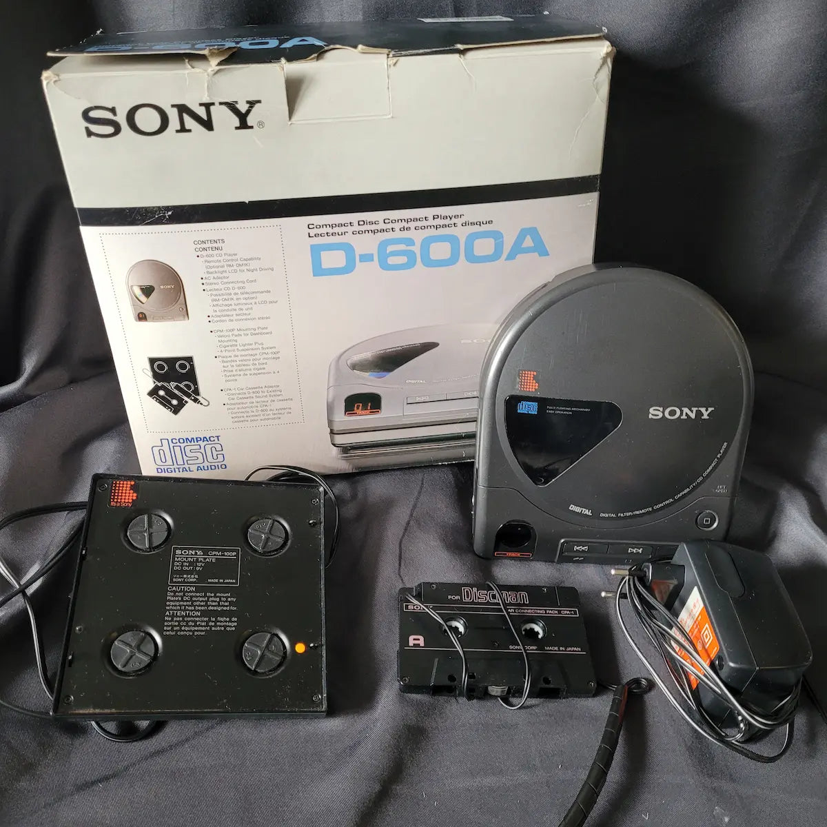 Vintage Sony Discman D-600A Set mit Originalverpackung, Montageplatte, Kassetten-Adapter und Anleitungen.