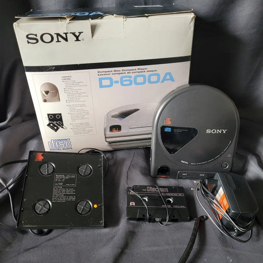 Vintage Sony Discman D-600A Set mit Originalverpackung, Montageplatte, Kassetten-Adapter und Anleitungen.