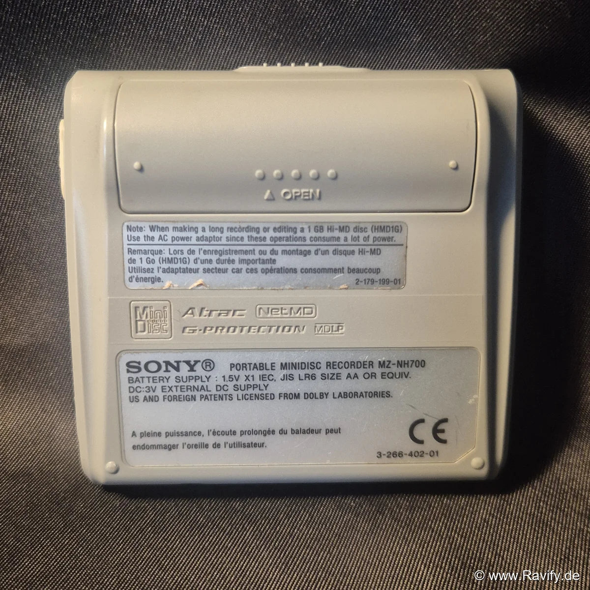 Sony Minidisc Walkman MZ-NH700 Rückseite mit Spezifikationsetikett