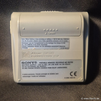 Sony Minidisc Walkman MZ-NH700 Rückseite mit Spezifikationsetikett