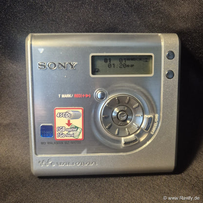 Sony Minidisc Walkman MZ-NH700 Vorderseite mit Display und Bedienelementen