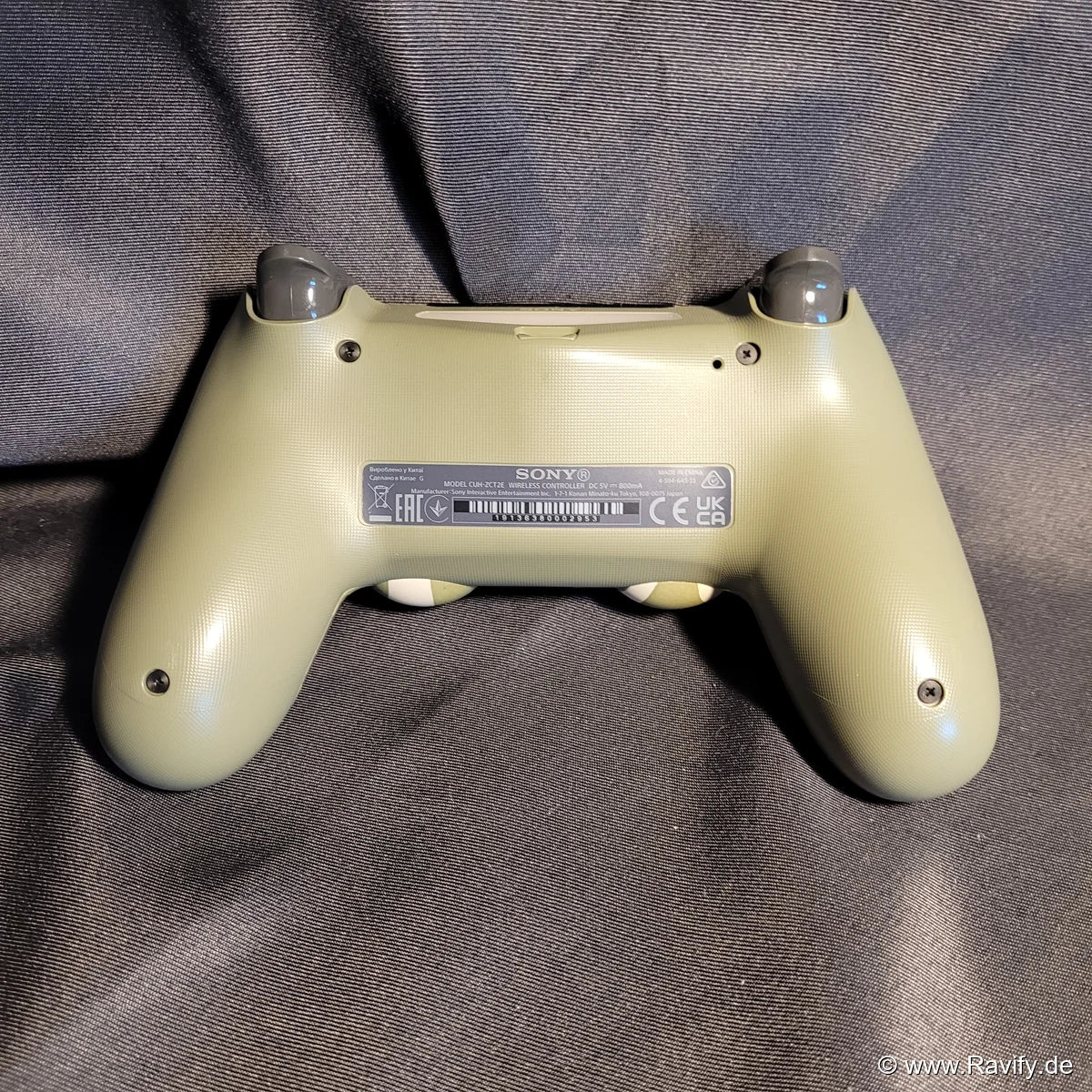 Originaler Sony DualShock 4 Wireless Controller für die PlayStation 4 im markanten grünen Camouflage-Militär-Design.