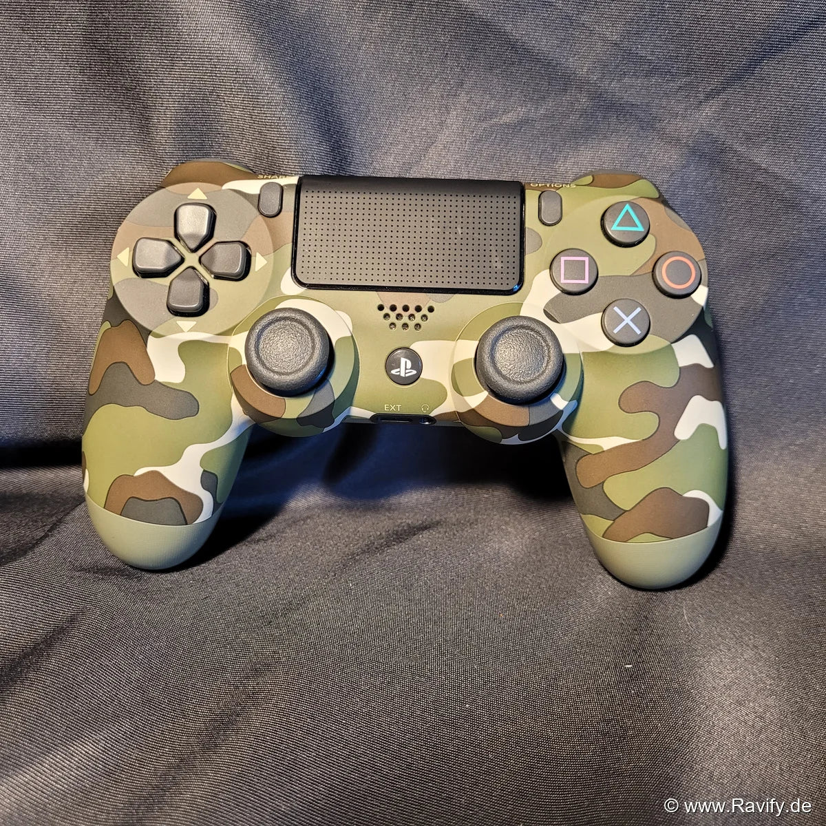Originaler Sony DualShock 4 Wireless Controller für die PlayStation 4 im markanten grünen Camouflage-Militär-Design.
