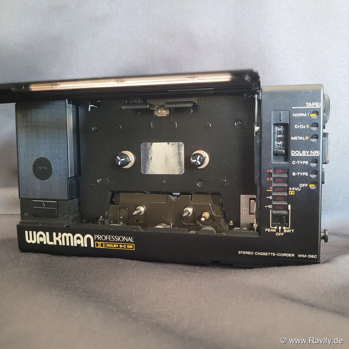Sony Walkman WM-D6C Professional Kassetten-Recorder mit Schutzhülle und Tragegurt. Perfekt für Sammler oder ideal als Vintage-Geschenk.