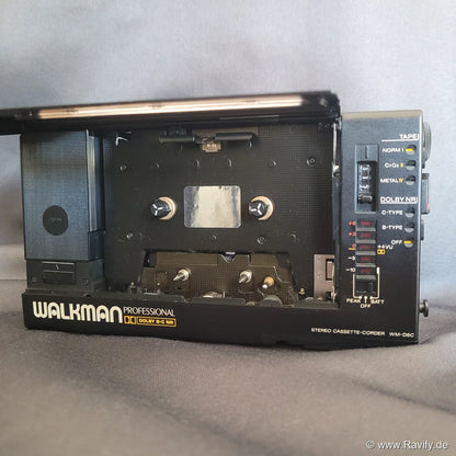 Sony Walkman WM-D6C Professional Kassetten-Recorder mit Schutzhülle und Tragegurt. Perfekt für Sammler oder ideal als Vintage-Geschenk.