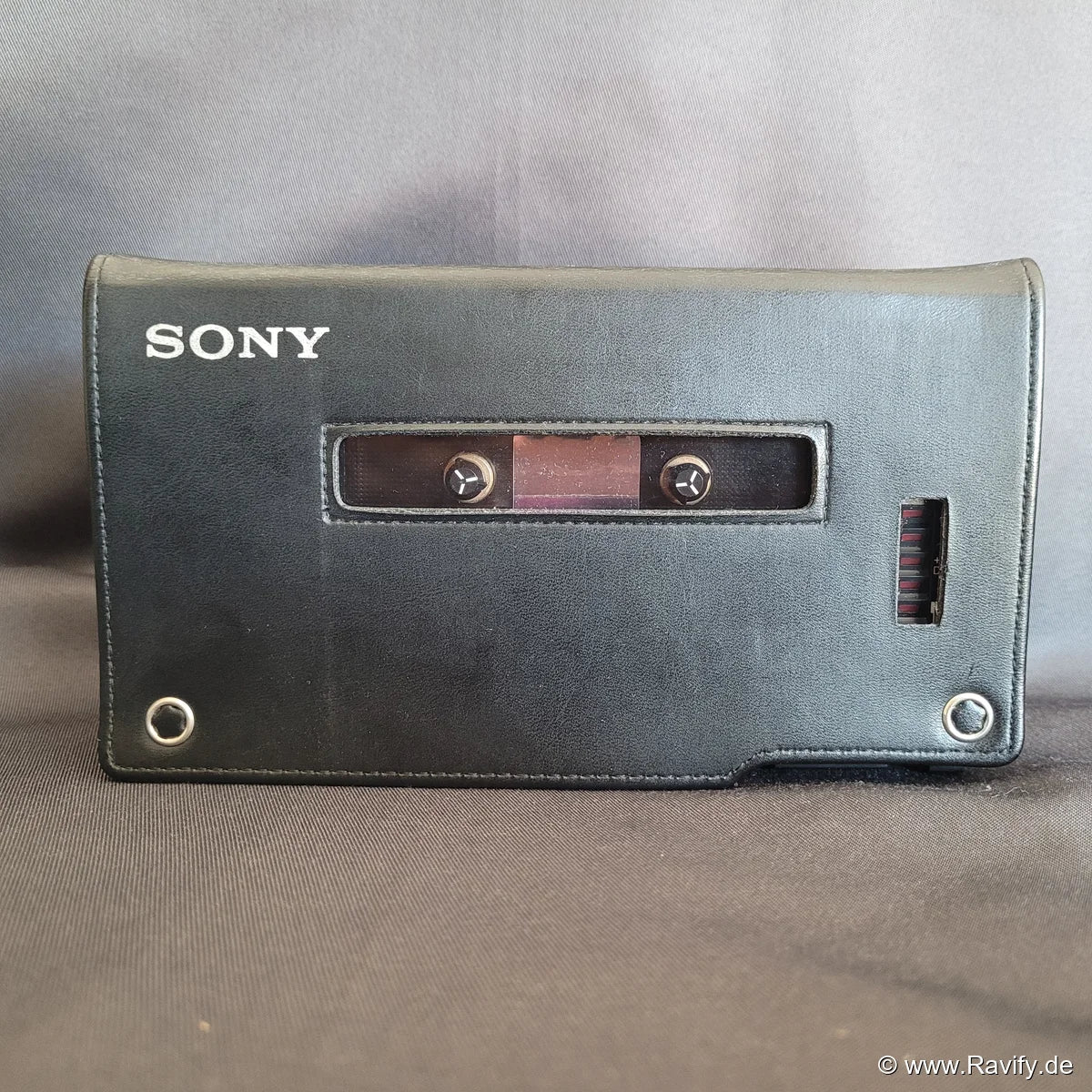 Sony Walkman WM-D6C Professional Kassetten-Recorder mit Schutzhülle und Tragegurt. Perfekt für Sammler oder ideal als Vintage-Geschenk.