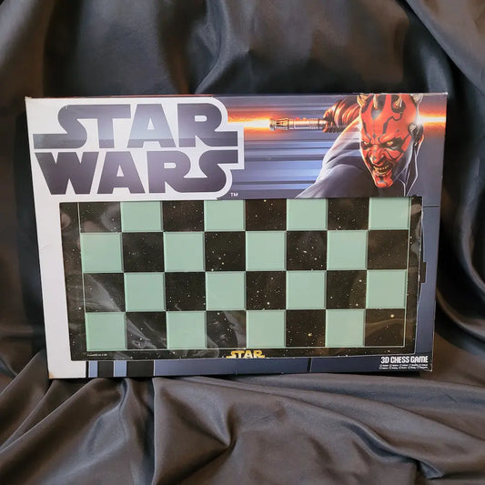 Star Wars 3D Schachspiel mit detaillierten Figuren der hellen und dunklen Seite inklusive Spielbrett und Anleitung.