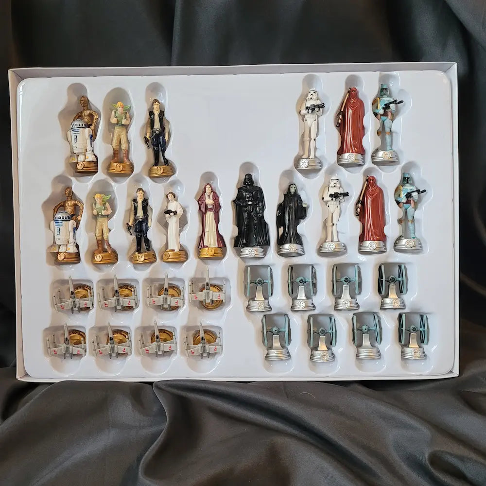 Star Wars 3D Schachspiel mit detaillierten Figuren der hellen und dunklen Seite inklusive Spielbrett und Anleitung.
