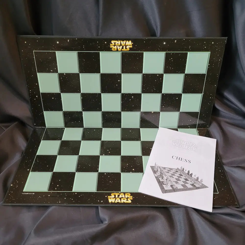 Star Wars 3D Schachspiel mit detaillierten Figuren der hellen und dunklen Seite inklusive Spielbrett und Anleitung.