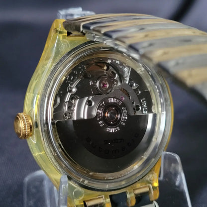 Rückseite der Swatch Automatic Uhr „Time to Move“ von 1993 mit sichtbarem Uhrwerk und astronomischem Zifferblatt.