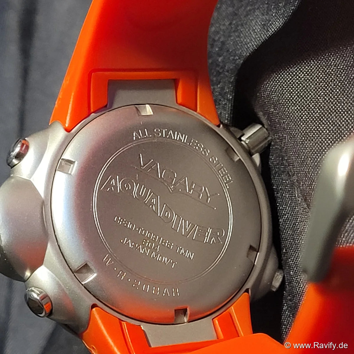 Sportliche Vagary Aquadiver CF30-T009188 Ana-Digi Herrenuhr mit Edelstahlgehäuse und digitaler Zusatzanzeige.Rueckseite.