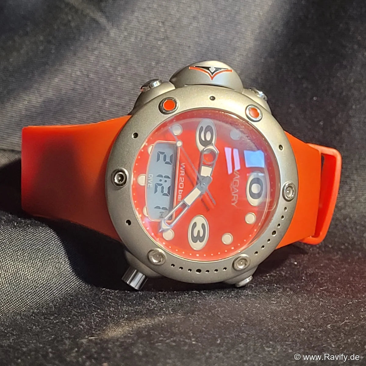 Sportliche Vagary Aquadiver CF30-T009188 Ana-Digi Herrenuhr mit Edelstahlgehäuse und digitaler Zusatzanzeige.