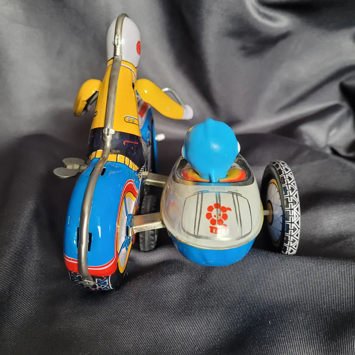 Blechspielzeug-Motorrad mit Beiwagen – Historisches Sammlermodell