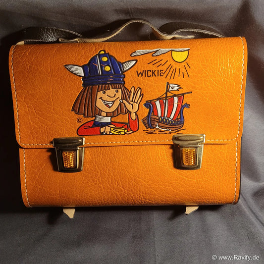 Cognac-brauner Vintage Kinder-Rucksack mit Wickie und die starken Männer Motiv aus den 1970er Jahren.