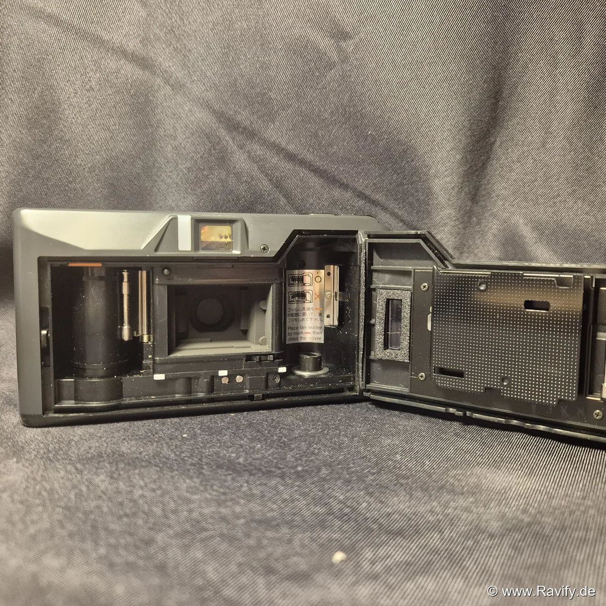 Yashica L AF analoge Kamera geöffneter Filmraum.