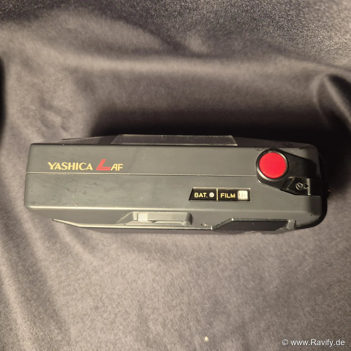 Yashica L AF analoge Kamera Oberseite mit rotem Auslöser und Bildzählwerk.