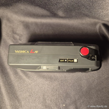 Yashica L AF analoge Kamera Oberseite mit rotem Auslöser und Bildzählwerk.