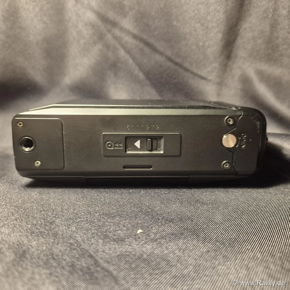 Yashica L AF analoge Kamera Unterseite mit Seriennummer und Stativgewinde.