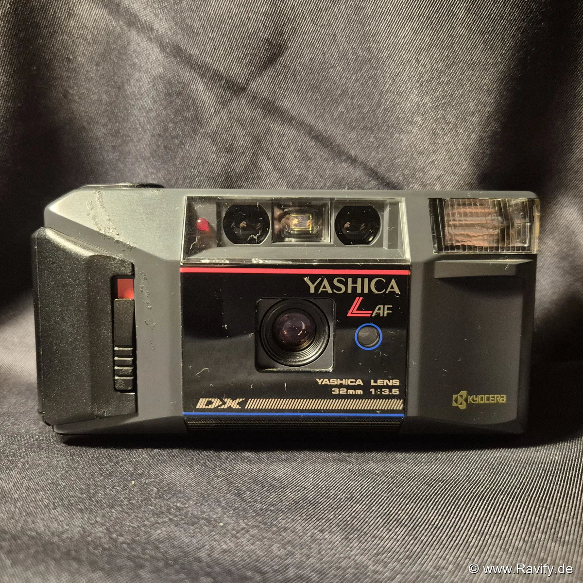 Yashica L AF analoge Kompaktkamera Frontansicht mit Yashica Lens 32mm f3.5 Objektiv.