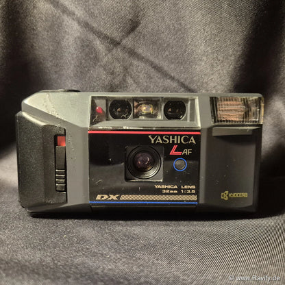 Yashica L AF analoge Kompaktkamera Frontansicht mit Yashica Lens 32mm f3.5 Objektiv.