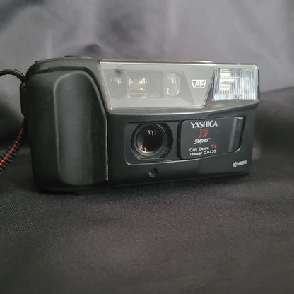 Vorderansicht der schwarzen Yashica T3 Super Point-and-Shoot Analogkamera mit sichtbarem Carl Zeiss Tessar Objektiv.