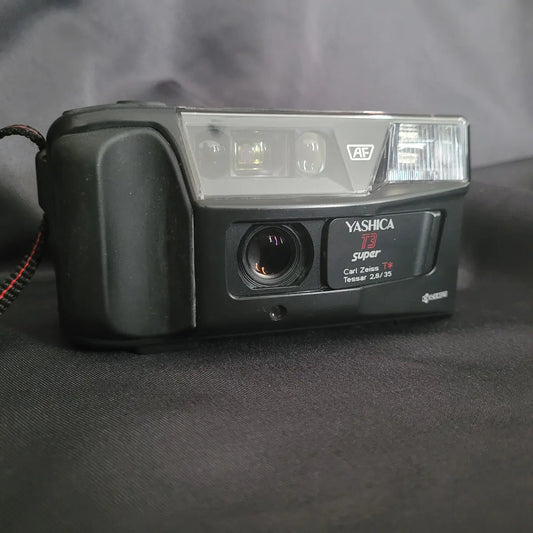 Vorderansicht der schwarzen Yashica T3 Super Point-and-Shoot Analogkamera mit sichtbarem Carl Zeiss Tessar Objektiv.